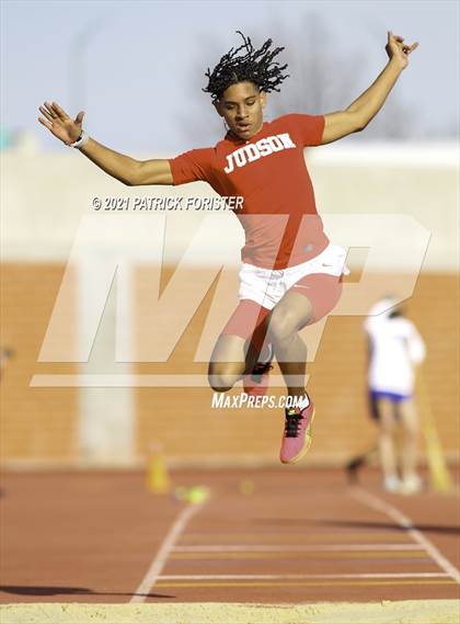 Thumbnail 2 in Alamo Heights Relays 8 photogallery.