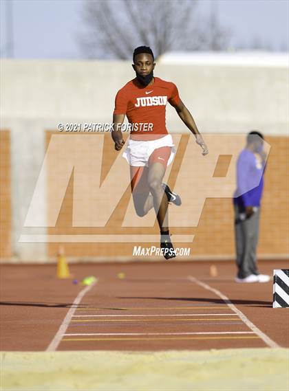Thumbnail 2 in Alamo Heights Relays 8 photogallery.
