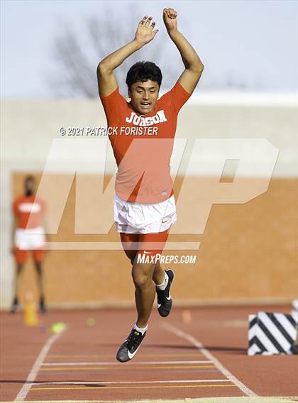Thumbnail 3 in Alamo Heights Relays 8 photogallery.