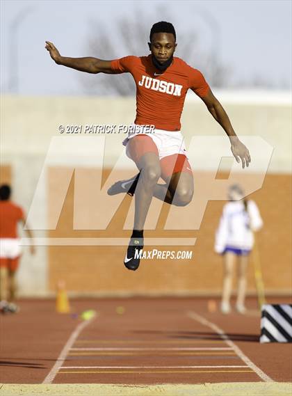 Thumbnail 2 in Alamo Heights Relays 8 photogallery.