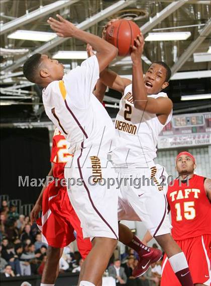 Thumbnail 2 in Taft vs. Mt. Vernon (Spalding Hoophall Classic) photogallery.