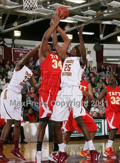 Thumbnail 2 in Taft vs. Mt. Vernon (Spalding Hoophall Classic) photogallery.