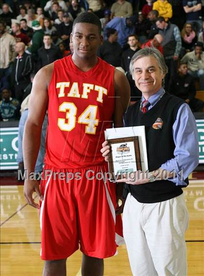 Thumbnail 3 in Taft vs. Mt. Vernon (Spalding Hoophall Classic) photogallery.
