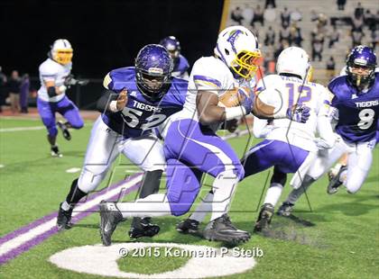 Thumbnail 1 in Alexandria vs. Hahnville (LHSAA Class 5A 1st Round) photogallery.