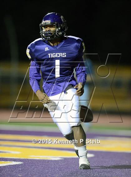 Thumbnail 1 in Alexandria vs. Hahnville (LHSAA Class 5A 1st Round) photogallery.