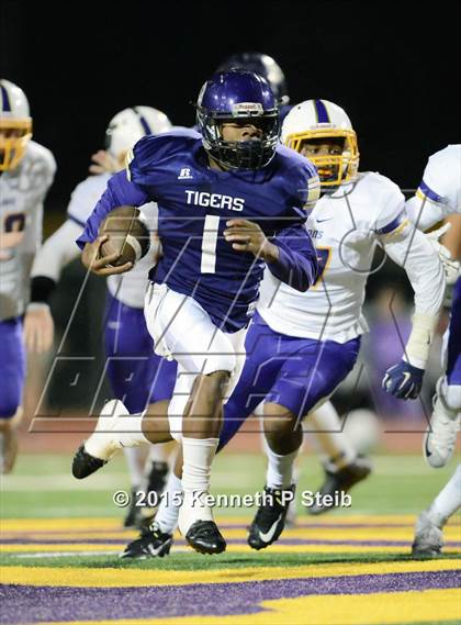 Thumbnail 3 in Alexandria vs. Hahnville (LHSAA Class 5A 1st Round) photogallery.