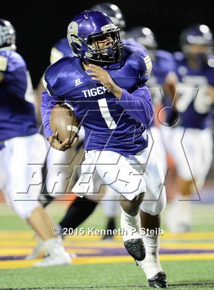 Thumbnail 2 in Alexandria vs. Hahnville (LHSAA Class 5A 1st Round) photogallery.