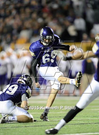 Thumbnail 2 in Alexandria vs. Hahnville (LHSAA Class 5A 1st Round) photogallery.