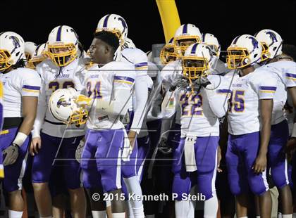 Thumbnail 1 in Alexandria vs. Hahnville (LHSAA Class 5A 1st Round) photogallery.