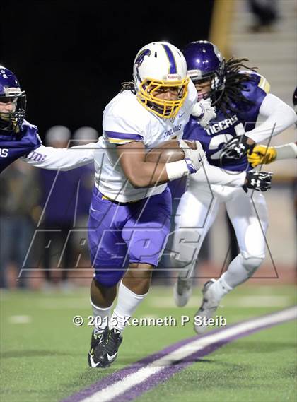 Thumbnail 3 in Alexandria vs. Hahnville (LHSAA Class 5A 1st Round) photogallery.