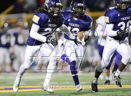 Thumbnail 2 in Alexandria vs. Hahnville (LHSAA Class 5A 1st Round) photogallery.
