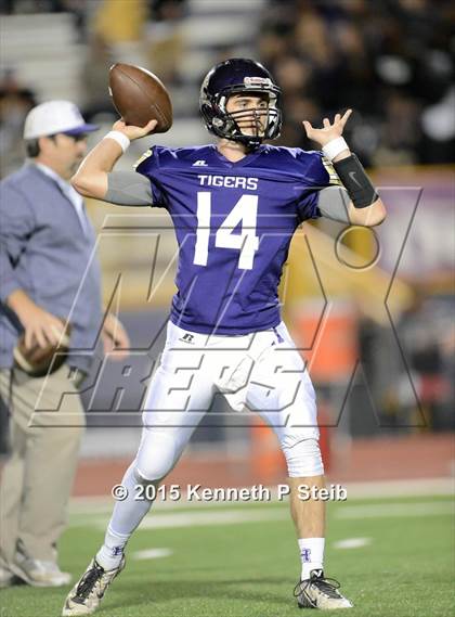 Thumbnail 2 in Alexandria vs. Hahnville (LHSAA Class 5A 1st Round) photogallery.