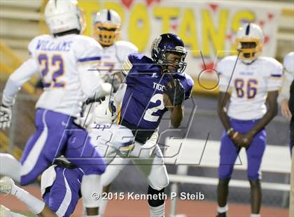 Thumbnail 3 in Alexandria vs. Hahnville (LHSAA Class 5A 1st Round) photogallery.
