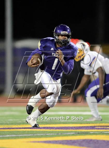 Thumbnail 2 in Alexandria vs. Hahnville (LHSAA Class 5A 1st Round) photogallery.