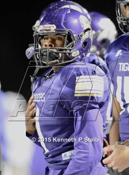 Thumbnail 2 in Alexandria vs. Hahnville (LHSAA Class 5A 1st Round) photogallery.