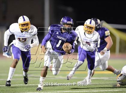Thumbnail 2 in Alexandria vs. Hahnville (LHSAA Class 5A 1st Round) photogallery.