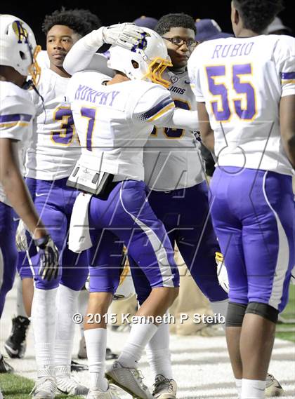 Thumbnail 2 in Alexandria vs. Hahnville (LHSAA Class 5A 1st Round) photogallery.