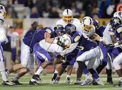 Thumbnail 3 in Alexandria vs. Hahnville (LHSAA Class 5A 1st Round) photogallery.