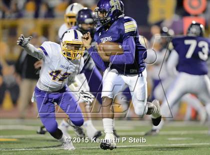 Thumbnail 3 in Alexandria vs. Hahnville (LHSAA Class 5A 1st Round) photogallery.