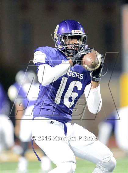 Thumbnail 1 in Alexandria vs. Hahnville (LHSAA Class 5A 1st Round) photogallery.