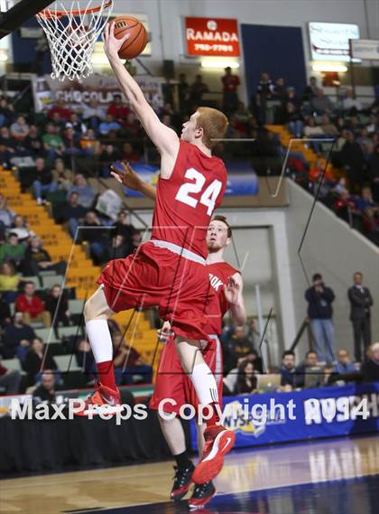 Thumbnail 2 in Red Hook vs. Rochester East (NYSPHSAA Class A Semifinal) photogallery.