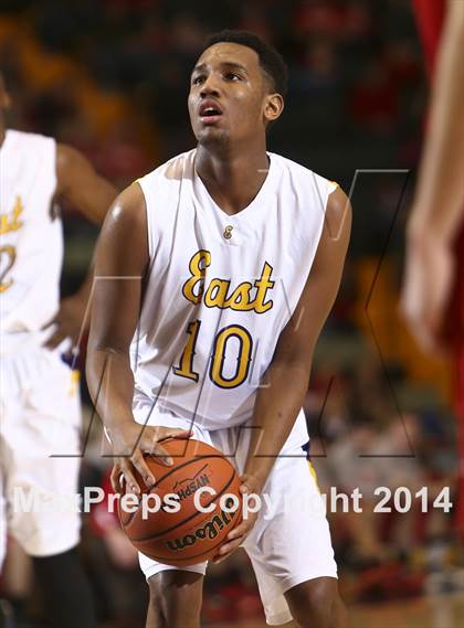 Thumbnail 1 in Red Hook vs. Rochester East (NYSPHSAA Class A Semifinal) photogallery.