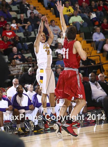 Thumbnail 3 in Red Hook vs. Rochester East (NYSPHSAA Class A Semifinal) photogallery.
