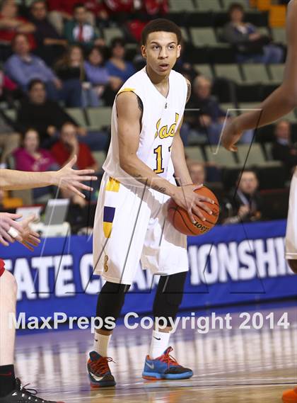 Thumbnail 2 in Red Hook vs. Rochester East (NYSPHSAA Class A Semifinal) photogallery.