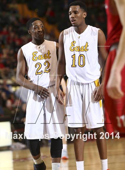 Thumbnail 3 in Red Hook vs. Rochester East (NYSPHSAA Class A Semifinal) photogallery.