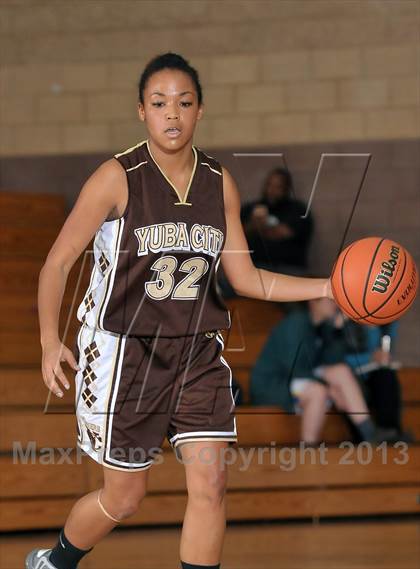Thumbnail 2 in Yuba City vs. Oroville (Chavez Christmas Classic) photogallery.