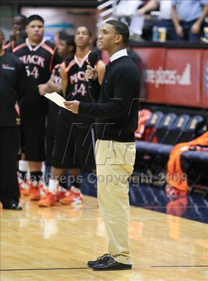 Thumbnail 1 in De La Salle vs. McClymonds (MLK Classic) photogallery.
