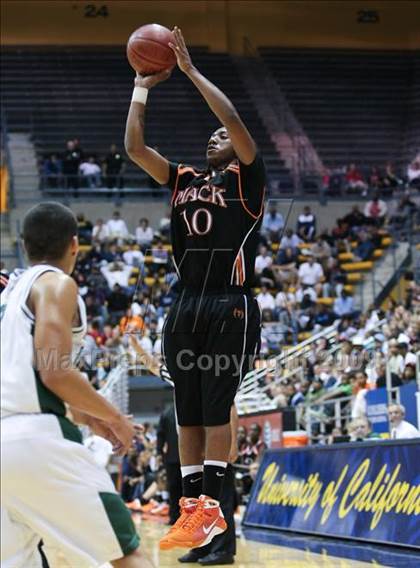 Thumbnail 1 in De La Salle vs. McClymonds (MLK Classic) photogallery.