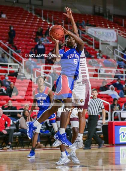 Thumbnail 3 in Beaumont United vs. West Brook photogallery.