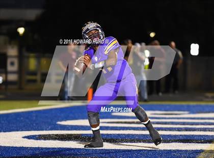 Thumbnail 2 in Sanger vs. Brownwood (UIL 4A Bi-District) photogallery.