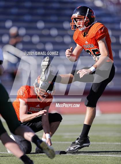 Thumbnail 1 in Stratton vs. Cheyenne Wells (CHSAA Class A 6-Man Final) photogallery.