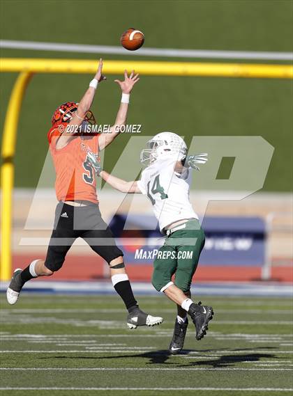 Thumbnail 3 in Stratton vs. Cheyenne Wells (CHSAA Class A 6-Man Final) photogallery.