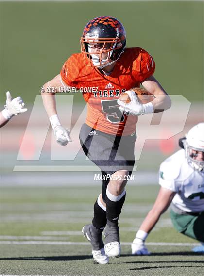 Thumbnail 1 in Stratton vs. Cheyenne Wells (CHSAA Class A 6-Man Final) photogallery.