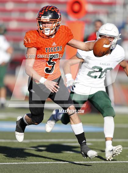 Thumbnail 3 in Stratton vs. Cheyenne Wells (CHSAA Class A 6-Man Final) photogallery.