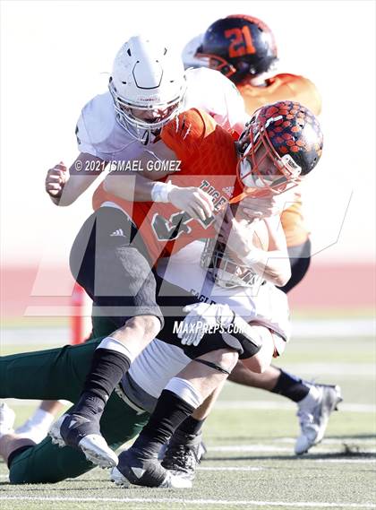 Thumbnail 1 in Stratton vs. Cheyenne Wells (CHSAA Class A 6-Man Final) photogallery.