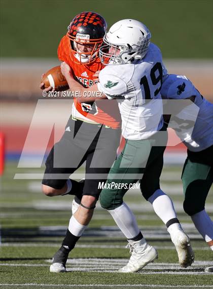 Thumbnail 1 in Stratton vs. Cheyenne Wells (CHSAA Class A 6-Man Final) photogallery.