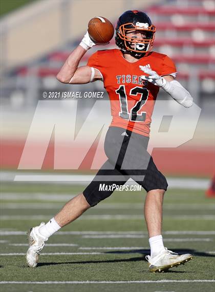 Thumbnail 1 in Stratton vs. Cheyenne Wells (CHSAA Class A 6-Man Final) photogallery.