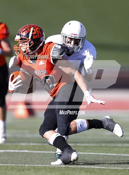 Thumbnail 2 in Stratton vs. Cheyenne Wells (CHSAA Class A 6-Man Final) photogallery.