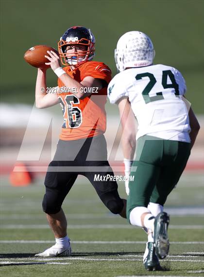 Thumbnail 3 in Stratton vs. Cheyenne Wells (CHSAA Class A 6-Man Final) photogallery.