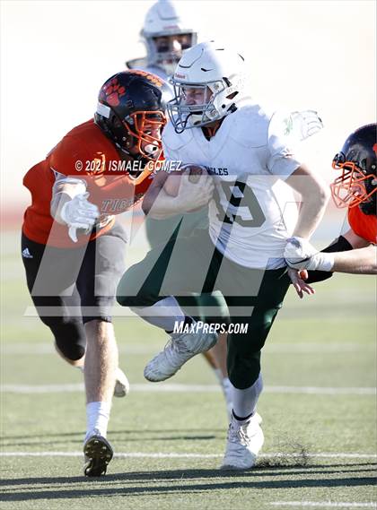 Thumbnail 2 in Stratton vs. Cheyenne Wells (CHSAA Class A 6-Man Final) photogallery.
