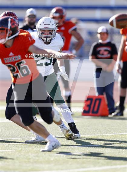 Thumbnail 2 in Stratton vs. Cheyenne Wells (CHSAA Class A 6-Man Final) photogallery.