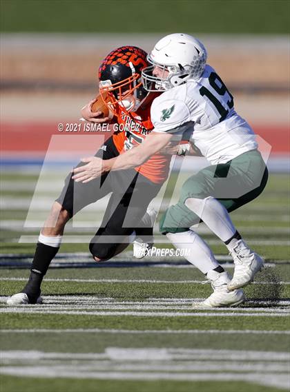 Thumbnail 3 in Stratton vs. Cheyenne Wells (CHSAA Class A 6-Man Final) photogallery.