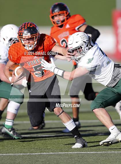 Thumbnail 3 in Stratton vs. Cheyenne Wells (CHSAA Class A 6-Man Final) photogallery.