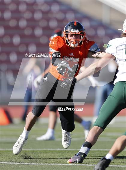 Thumbnail 1 in Stratton vs. Cheyenne Wells (CHSAA Class A 6-Man Final) photogallery.