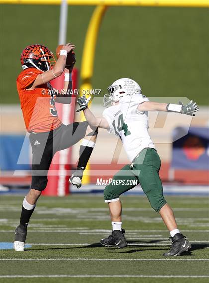 Thumbnail 2 in Stratton vs. Cheyenne Wells (CHSAA Class A 6-Man Final) photogallery.