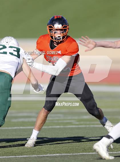 Thumbnail 2 in Stratton vs. Cheyenne Wells (CHSAA Class A 6-Man Final) photogallery.